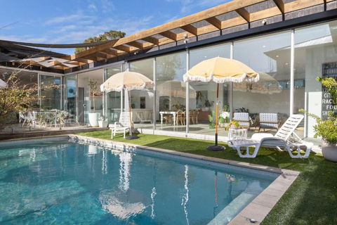 Poolside Paradise Mount Eliza - Accommodation Cairns 0