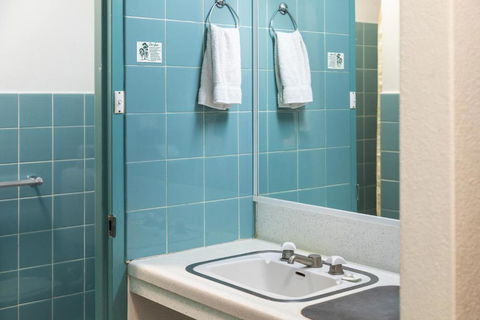 Red Carpet Motel - Accommodation Cairns 2
