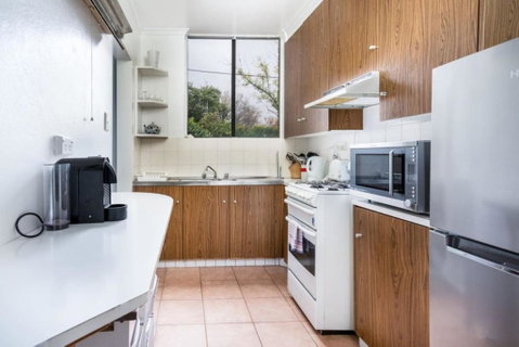 Quiet 2BR Apartment With Garden Views In Griffith - Accommodation Cairns 2