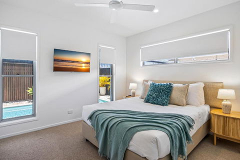 Premium 4-Bed Coastal Escape With BBQ And Pool - Accommodation Cairns 3