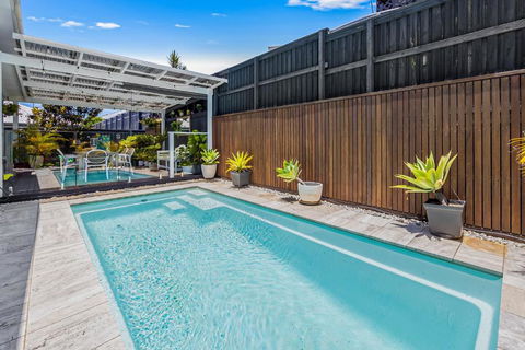 Premium 4-Bed Coastal Escape With BBQ And Pool - Accommodation Cairns 1