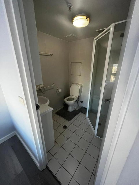 Private Room With Ensuite In The CBD - Accommodation Cairns 3