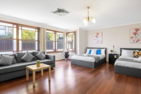 Quadruple Room W Ensuite In Gordon Near Train & Bus - Accommodation Cairns 0