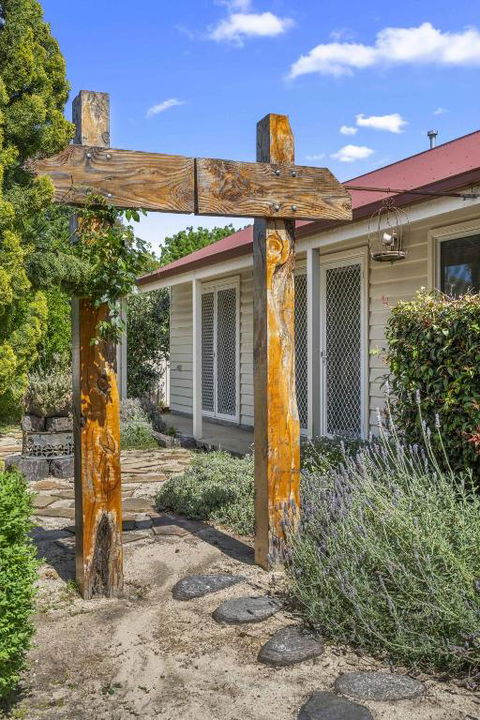 Quaint Garden Oasis With Free Parking - Accommodation Cairns 2