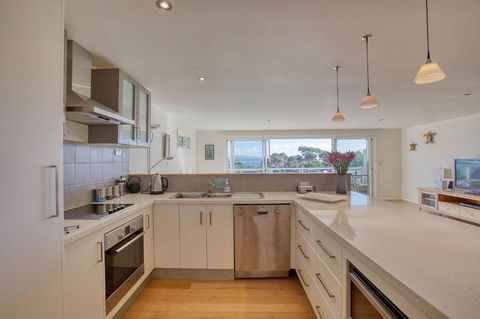 Quarterdeck Apartment - Accommodation Cairns 3