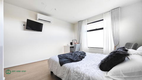Queen Bed Stylish Suite With TV - Room 12 - Accommodation Cairns 0