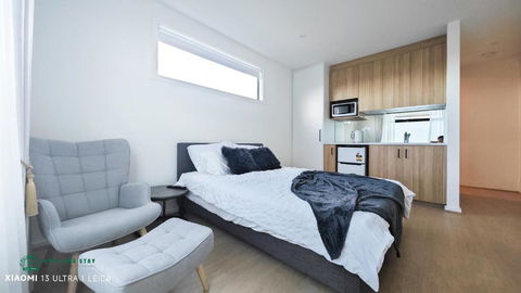 Queen Bed Stylish Suite With TV - Room 12 - Accommodation Cairns 2