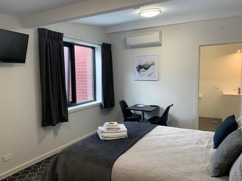 Queens Arms Hotel - Accommodation Cairns 0
