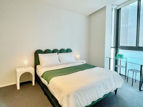 RARE Luxury Waterfront Living - Accommodation Cairns 2