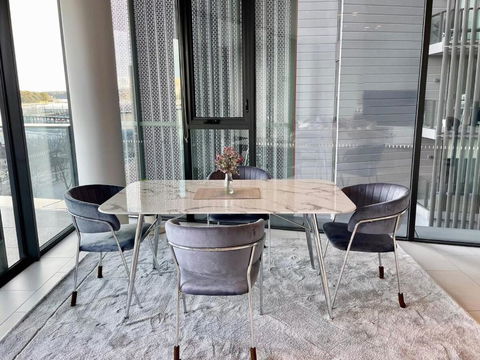 RARE Luxury Waterfront Living - Accommodation Cairns 3