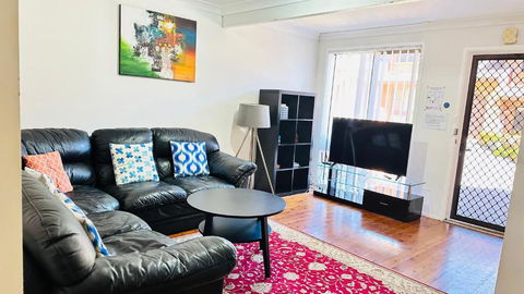 Quiet Family Townhouse In Wollongong CBD - Accommodation Cairns 1