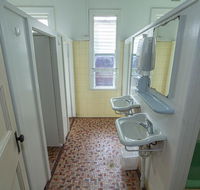 Australian Hotel - Accommodation Cairns