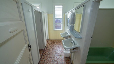 Australian Hotel - Accommodation Cairns 0