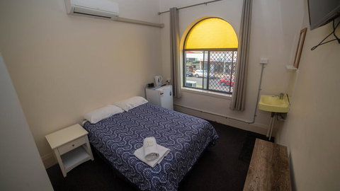 Australian Hotel - Accommodation Cairns 2