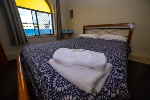 Australian Hotel - Accommodation Cairns 1