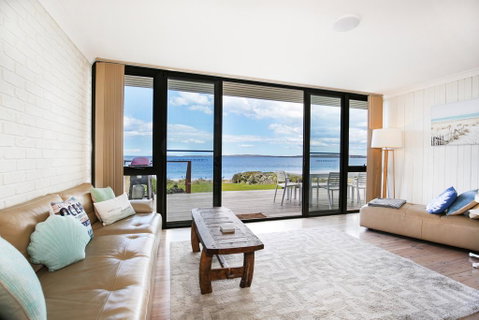 Azure Absolute Beachfront - Pet Friendly - Accommodation Cairns 2