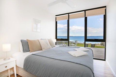 Azure Absolute Beachfront - Pet Friendly - Accommodation Cairns 3