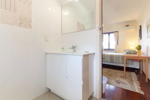 B8 Cafes, Resturants, UWA Close To SCGH - Accommodation Cairns 0