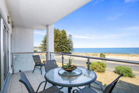 Bayline Beachfront Apartment No 4 - Accommodation Cairns 0