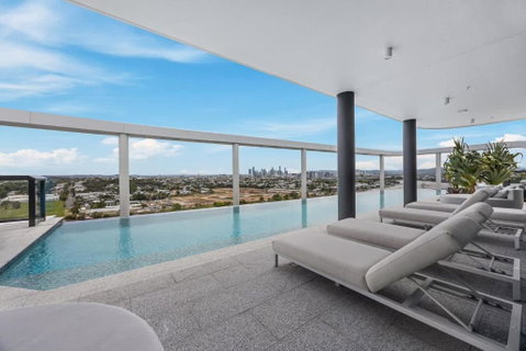 Rivello Apartments - Free Secure Car Park, 6km To City, Ferry Terminal, Eat Street, Rooftop Pool, Sauna, Portside Dinning - Accommodation Cairns 1