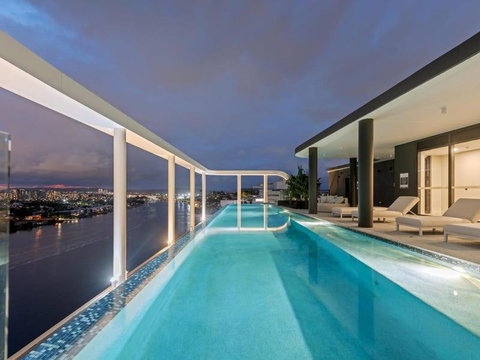 Rivello Apartments - Free Secure Car Park, 6km To City, Ferry Terminal, Eat Street, Rooftop Pool, Sauna, Portside Dinning - Accommodation Cairns 0