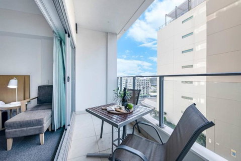 Resort-Style Sister Studios - Double Delight In The CBD - Accommodation Cairns 2