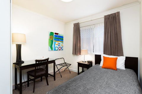 Redcliffe Motor Inn - Accommodation Cairns 1
