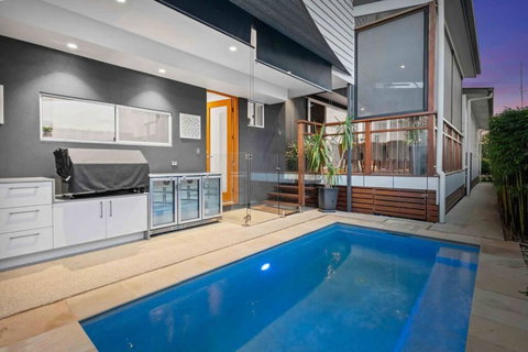 Redcliffe CBD Family Beach House - Accommodation Cairns 0