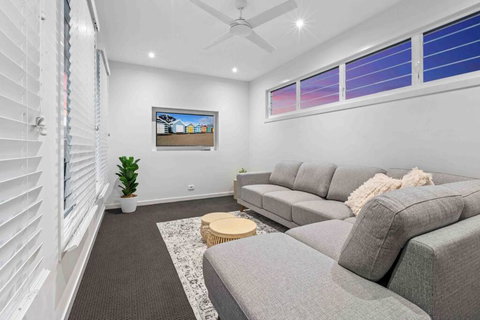 Redcliffe CBD Family Beach House - Accommodation Cairns 2