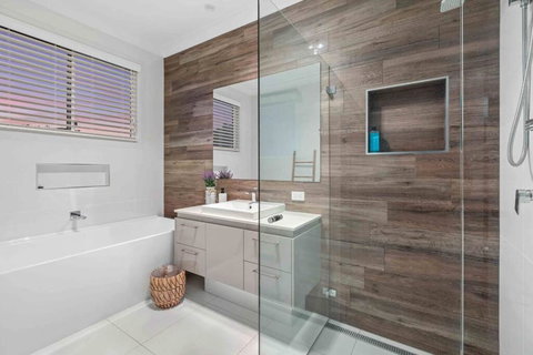 Redcliffe CBD Family Beach House - Accommodation Cairns 3