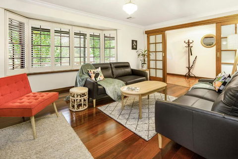 Redgum-Retreat, 4Bdrm Sleeps 8 Wildlife - Accommodation Cairns 2