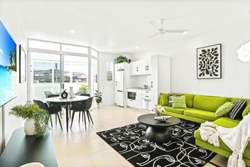 Reefside At 201 Lake Street with Accommodation Cairns