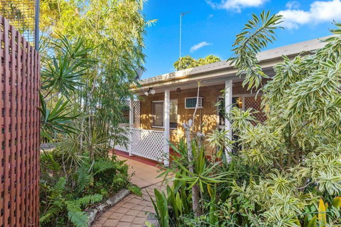 Relaxed Urangan Living At The Poolside Bungalow - Accommodation Cairns 0