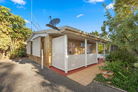 Relaxed Urangan Living At The Poolside Bungalow - Accommodation Cairns 3