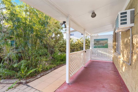 Relaxed Urangan Living At The Poolside Bungalow - Accommodation Cairns 2