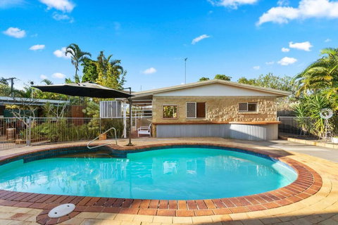 Relaxed Urangan Living At The Poolside Bungalow - Accommodation Cairns 1