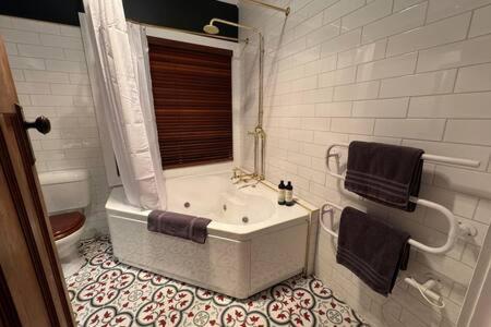 Renovated Cottage Near Cataract Gorge Launceston - Accommodation Cairns 3