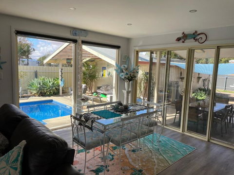 Resort On Morgan With Beautiful Private Pool, Pet Friendly - Accommodation Cairns 2
