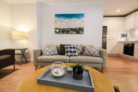 Resort-style Coastal Living With Balcony & Pool - Accommodation Cairns 0