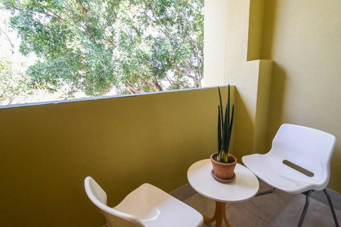 Resort-style Coastal Living With Balcony & Pool - Accommodation Cairns 3