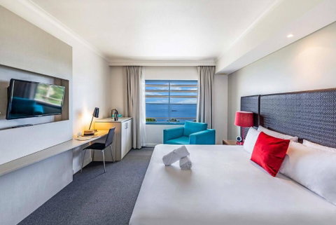 Resort Style King Pad With Sparkling Sea Views - Accommodation Cairns 2