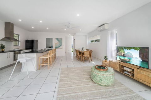 Retreat In The Heart Of Alex - 3BR Sleeps 11, Pool - Accommodation Cairns 1