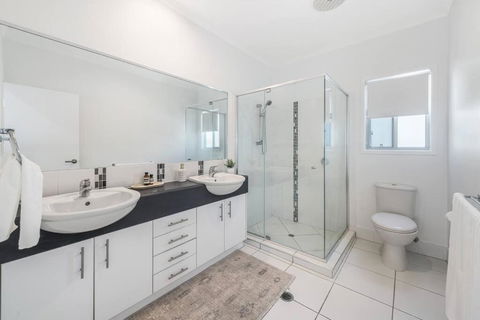 Retreat In The Heart Of Alex - 3BR Sleeps 11, Pool - Accommodation Cairns 2