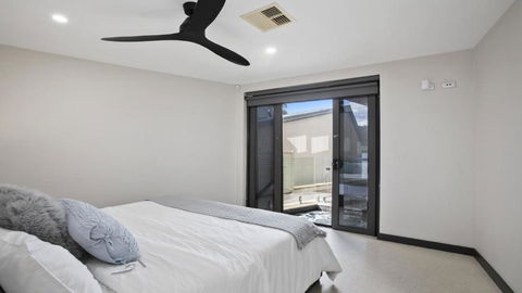 Riptides Booker Bay -Waterfront Apartment, Walk To Shops & Cafes - Accommodation Cairns 3