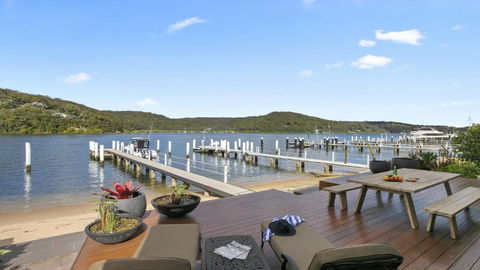 Riptides Booker Bay -Waterfront Apartment, Walk To Shops & Cafes - Accommodation Cairns 1