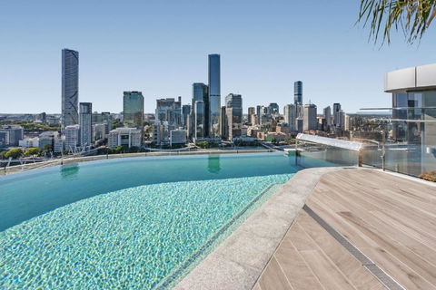 River-View Unit With Rooftop Pool Near Museums - Accommodation Cairns 0