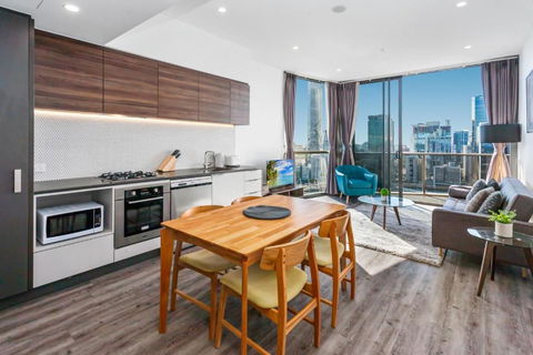 River-View Unit With Rooftop Pool Near Museums - Accommodation Cairns 1