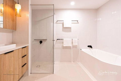 RIVERFRONT BREEZE @ The Cosmopolitan Unit10307 - Accommodation Cairns 1