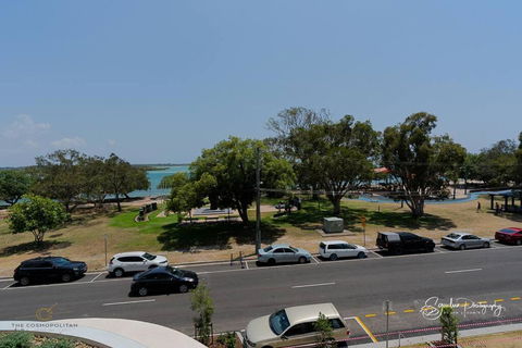 RIVERFRONT BREEZE @ The Cosmopolitan Unit10307 - Accommodation Cairns 2
