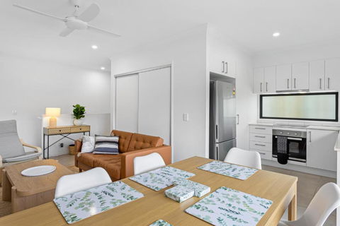 Riverside 3-Bed Home With Study Nook And BBQ - Accommodation Cairns 0